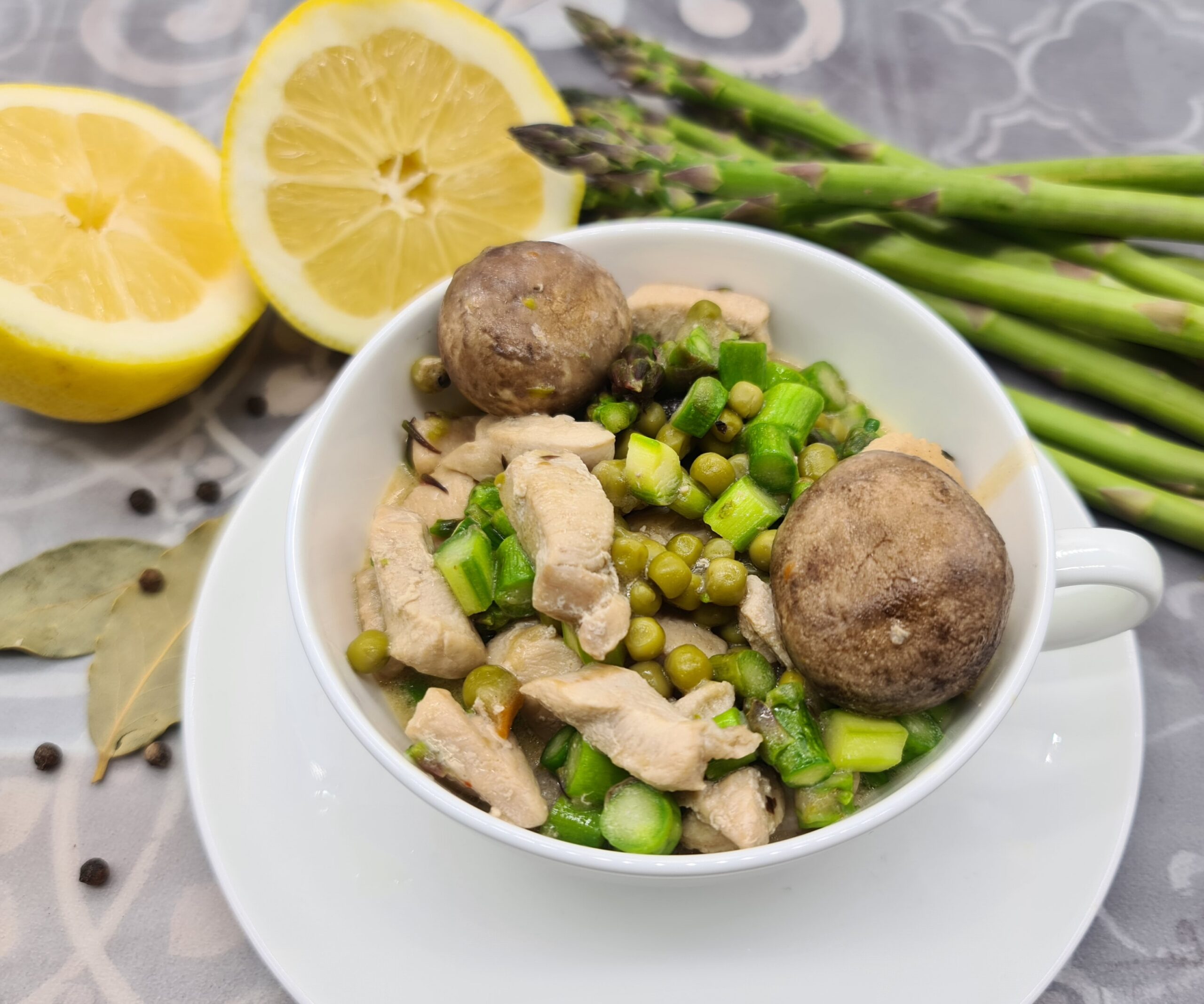 Hühnerfrikassee mit grünem Spargel und Champignons - Die LOGI-Methode